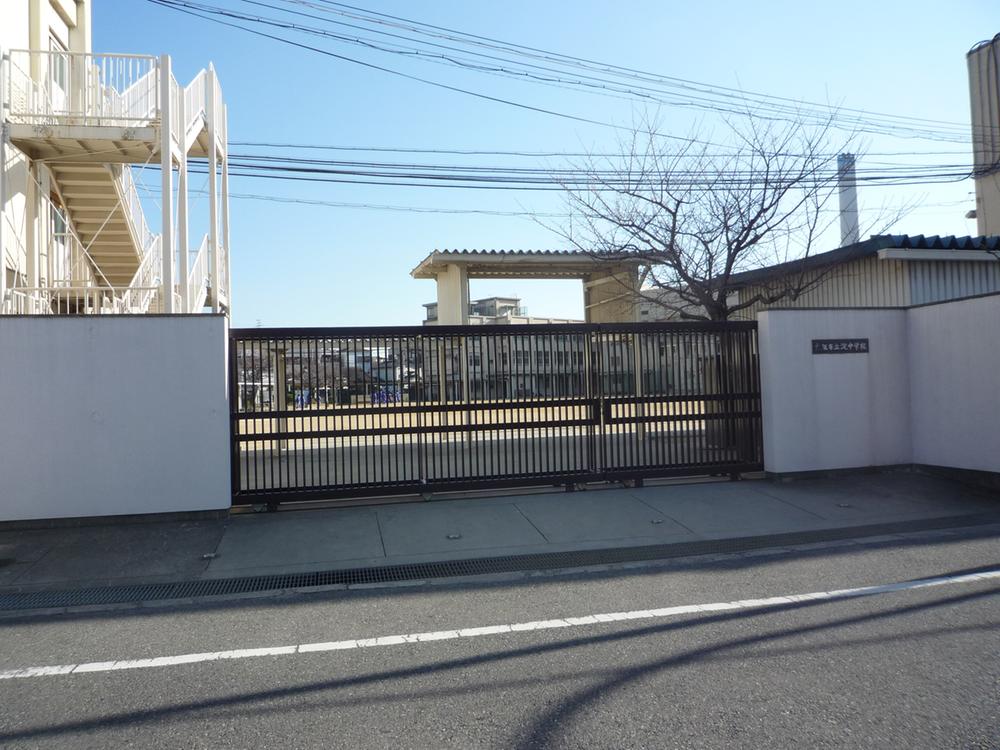 Junior high school. 1340m to Osaka City Tatsuyodo junior high school