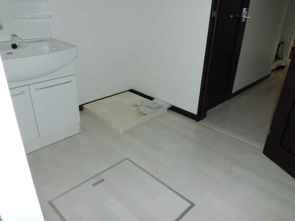 Wash basin, toilet. Indoor (08 May 2013) Shooting