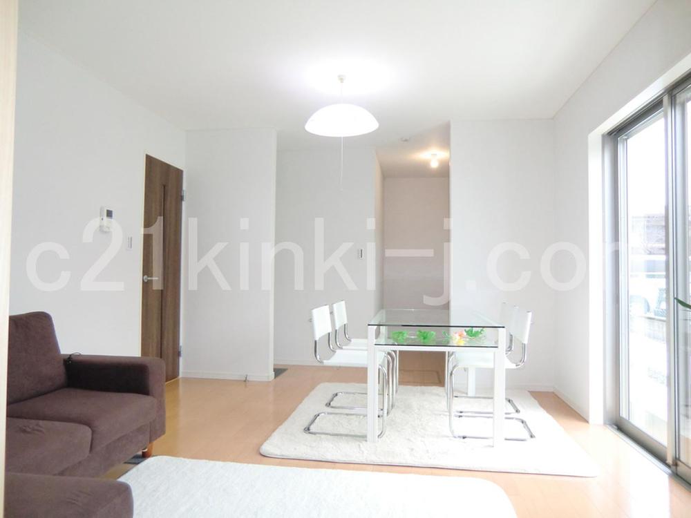 Same specifications photos (living). Same specifications photos (living) Comfortable space of all window glazing!