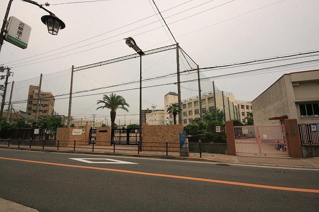 Primary school. 113m until Osakashiritsudai Wada Elementary School