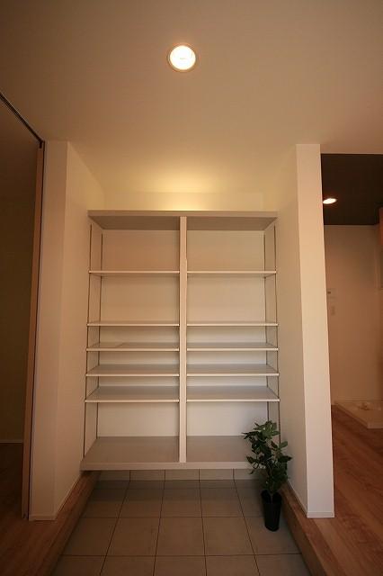 Entrance. Entrance storage