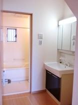 Wash basin, toilet. This morning also available for easy storage also excellent basin