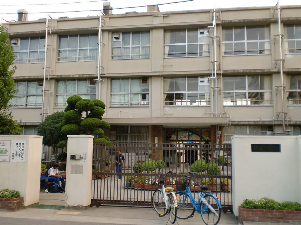 Junior high school. 1473m to Osaka Municipal Nishiyodo junior high school