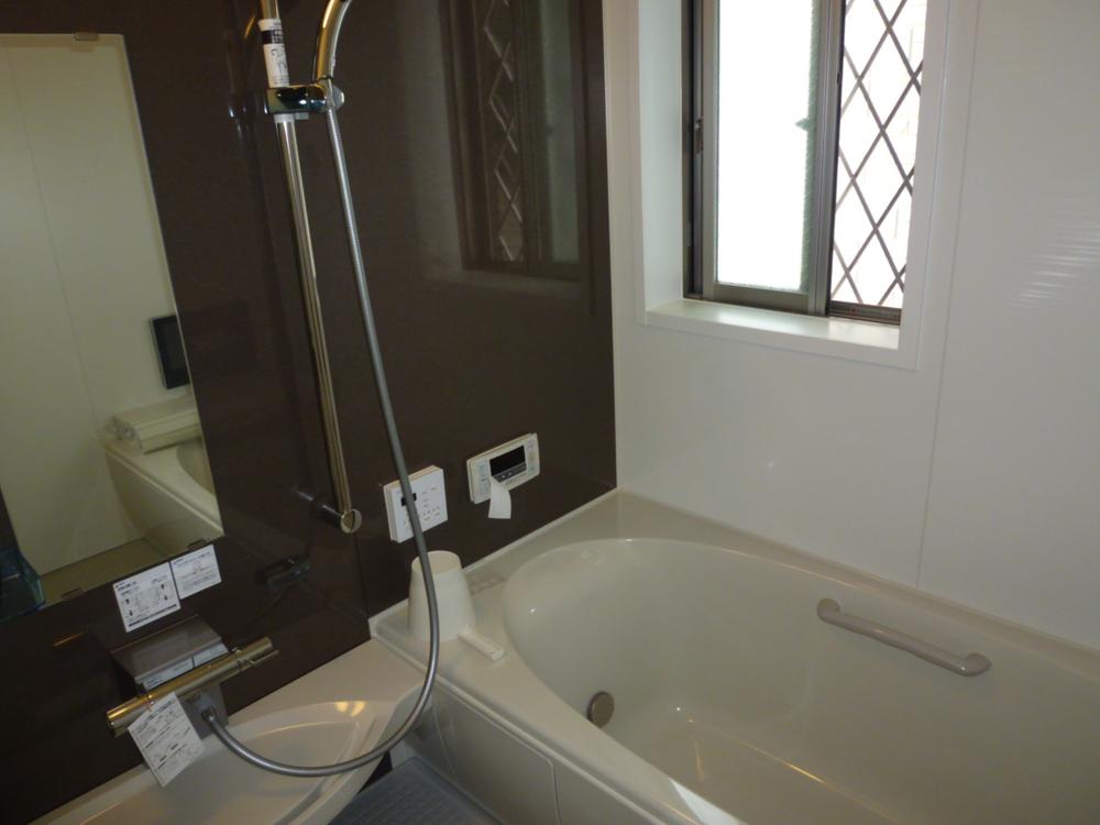 Spacious bath of about can stretch the foot of LIXIL "La ・ BATH " ☆ By eliminating the easy to dry the floor and packing, The cleaning can now be easily (the room (June 2013) shooting). Spacious bath of about can stretch the foot of LIXIL "La ・ BATH " ☆