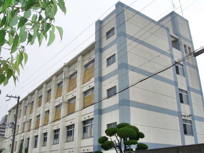 Junior high school. Utajima 698m until junior high school