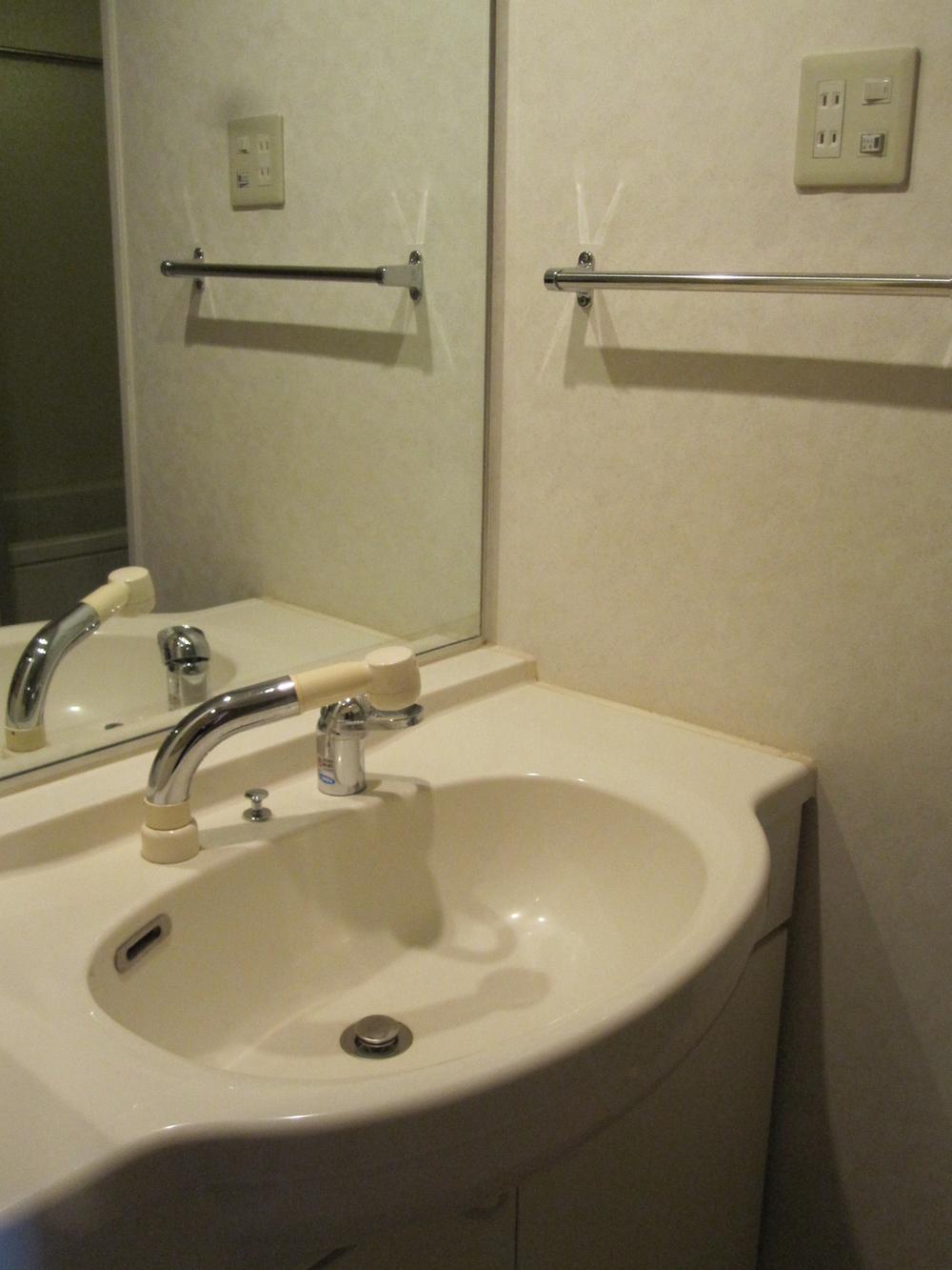 Wash basin, toilet. Indoor (12 May 2014) Shooting