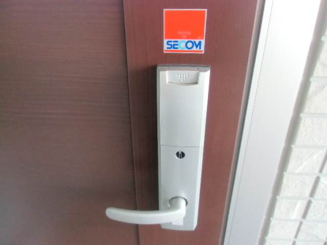 Security. Secom equipped with electronic locks (card type)