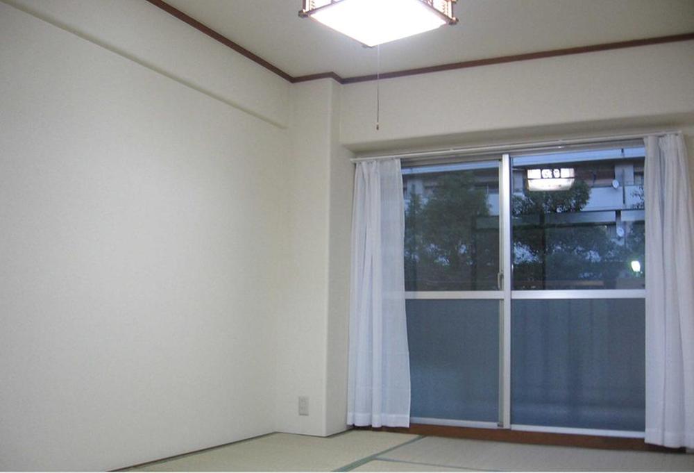 Non-living room. Is a Japanese-style room. It finished in the cross exchange and beautiful re-covering tatami.