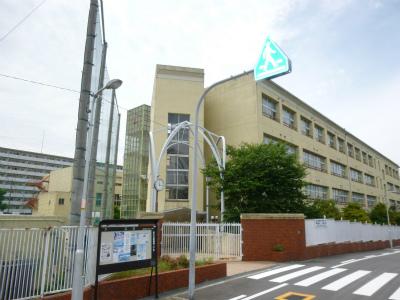 Junior high school. 1080m to Osaka City Maju junior high school
