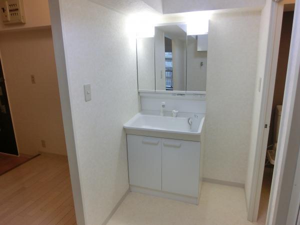 Wash basin, toilet. Basin is based on white!