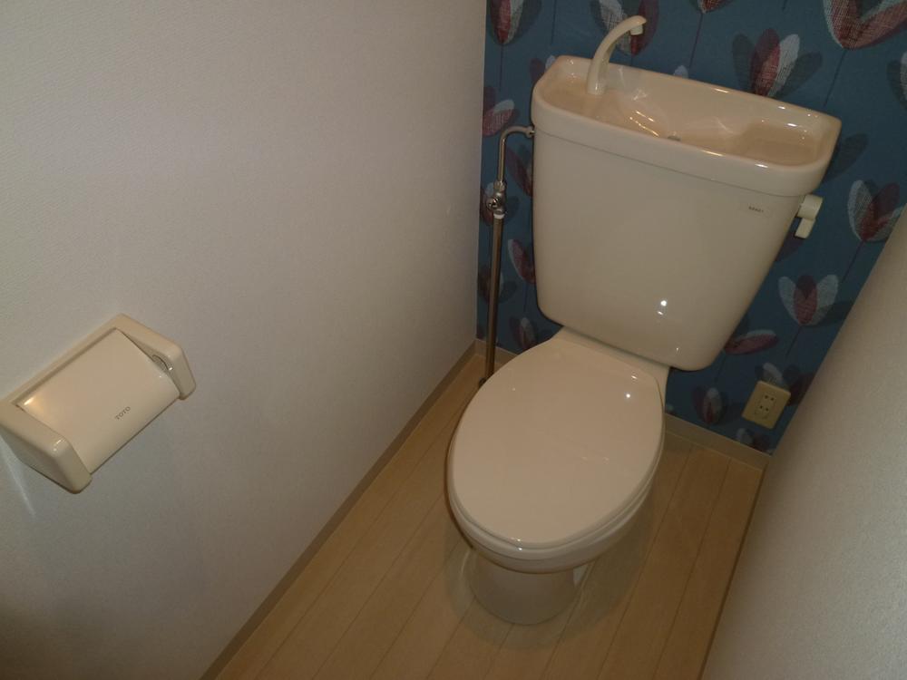 Toilet. Indoor (11 May 2013) Shooting The first floor toilet