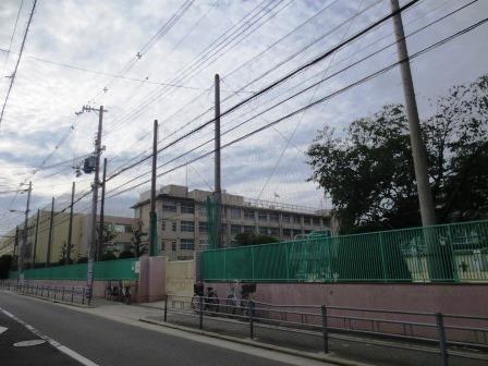 Primary school. Insole Tsunoura 150m up to elementary school