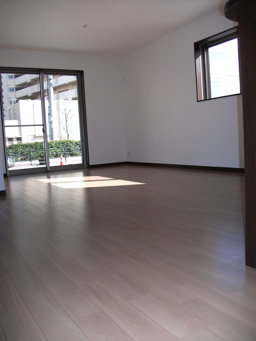 Living. ■ Produce a space of peace in the spacious living room