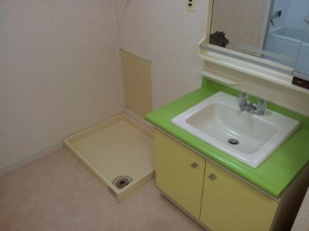 Wash basin, toilet. Local (June 2013) Shooting