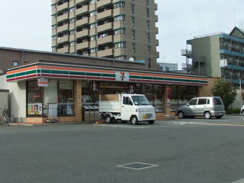 Convenience store. 450m to Seven-Eleven (convenience store)