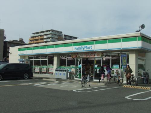 Convenience store. 850m to Family Mart (convenience store)