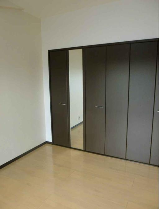 Non-living room. Appearance with mirror closet. Each room is also renovated.