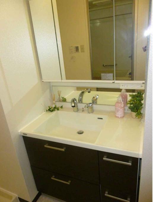 Wash basin, toilet. Three-sided mirror washbasin.