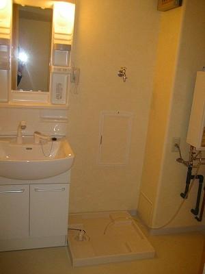 Wash basin, toilet. Indoor (10 May 2013) Shooting