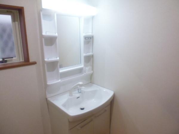 Wash basin, toilet. Wide wash basin
