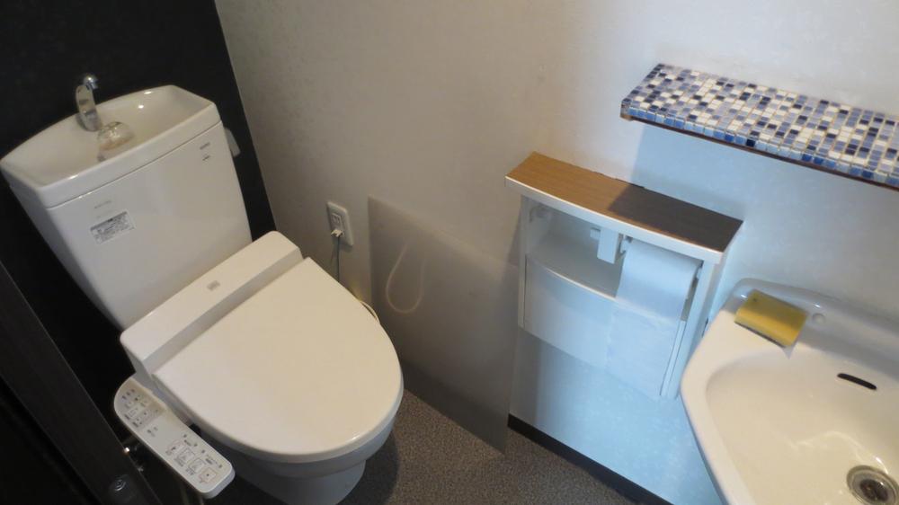 Toilet. With cleaning toilet seat toilet 2 ・ Located on the third floor. 