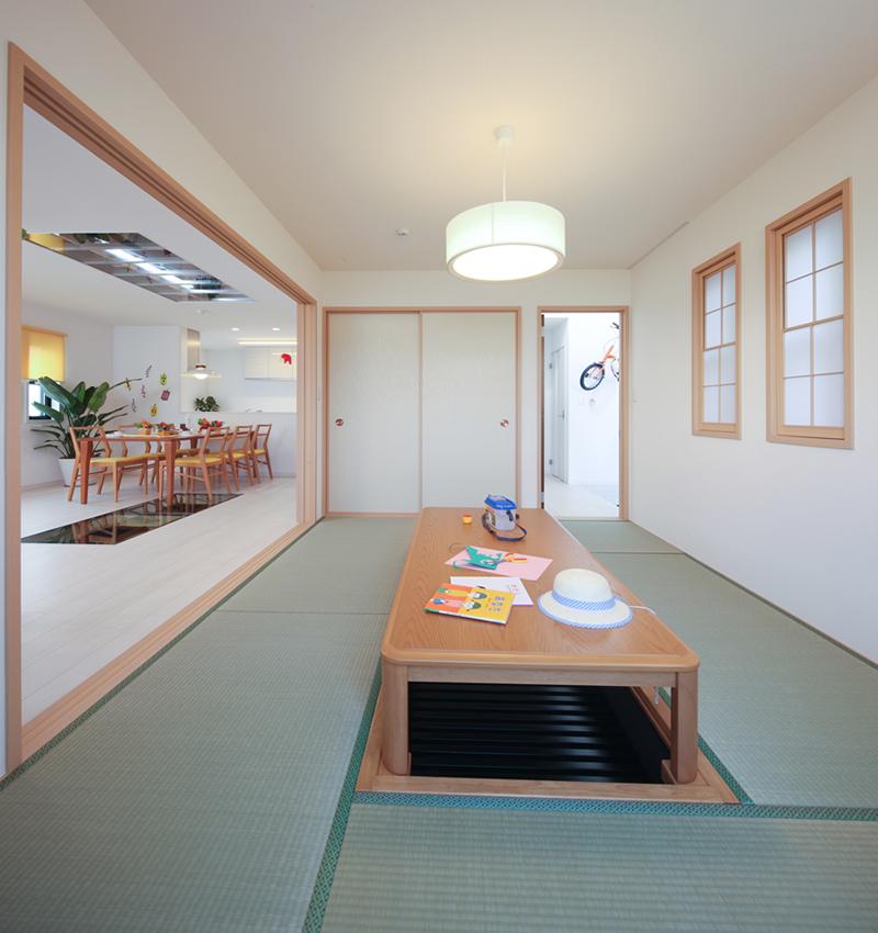 Building plan example (introspection photo). Also possible Japanese-style room to be integrated with the living. When you spend only in family, You can carefree stay lying on the tatami. (Local 52 No. land model house / 2013 August shooting)
