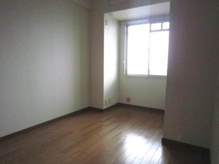 Non-living room. It is the entrance of Western-style. How is it for children of the room?