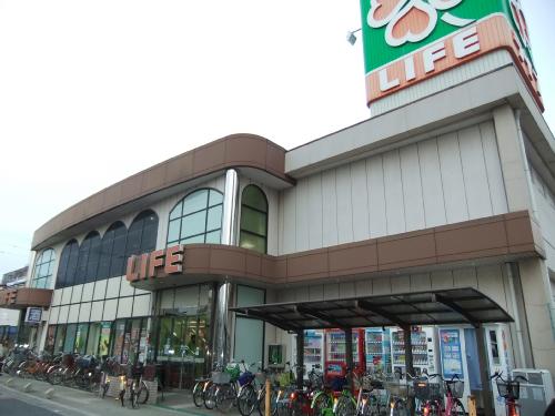 Supermarket. 572m up to life Misaki store (Super)