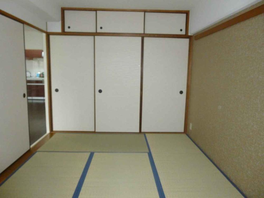 Non-living room. Japanese-style tatami, cross, Sliding doors are exchanging. It finished in the clean.