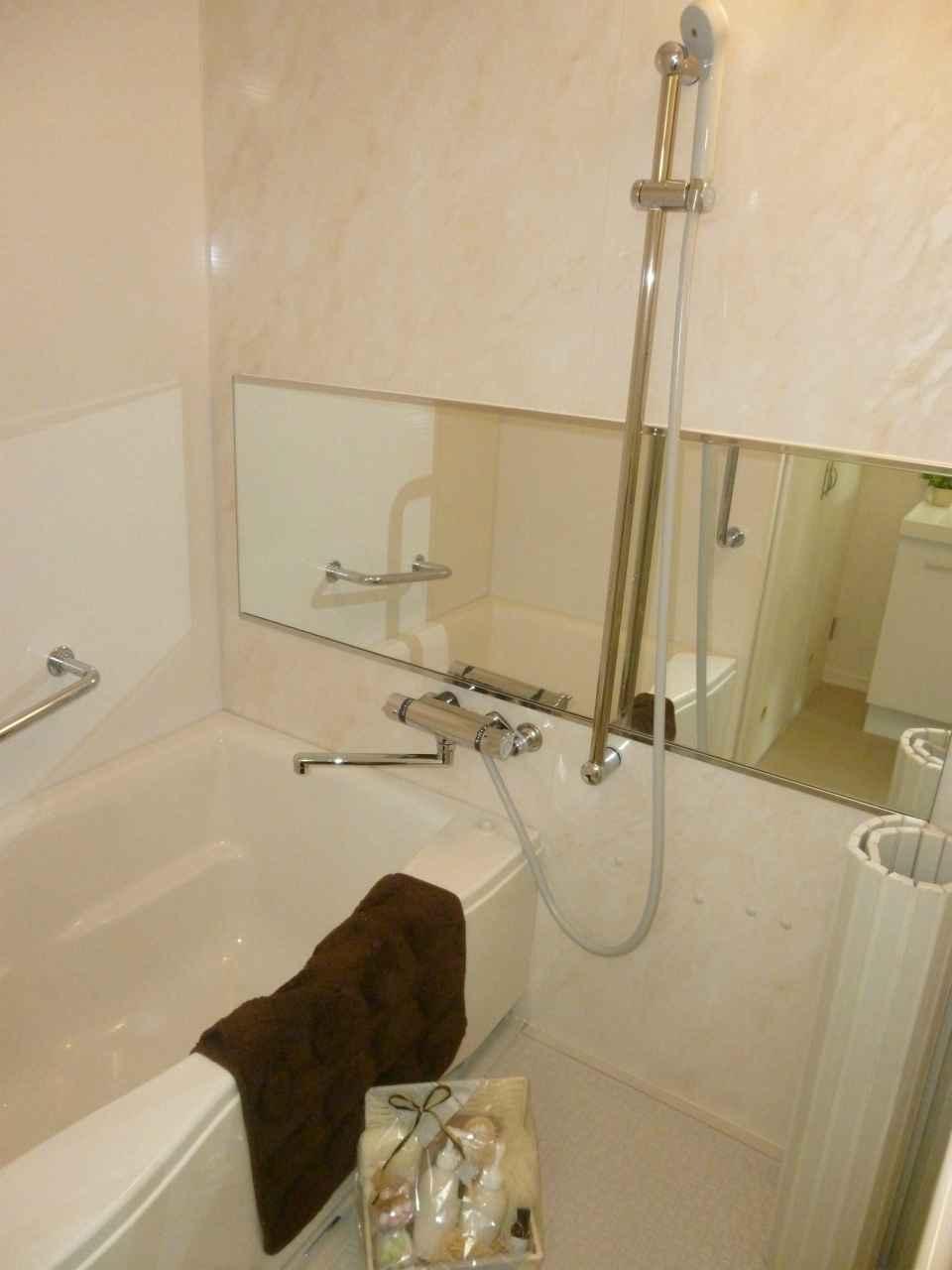 Bathroom. Bathroom is Yes to set exchange. It is very convenient and is easy-to-use shower large mirror.