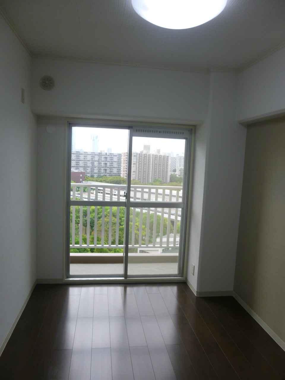 Non-living room. Western also cross, Cushion is floor replaced..