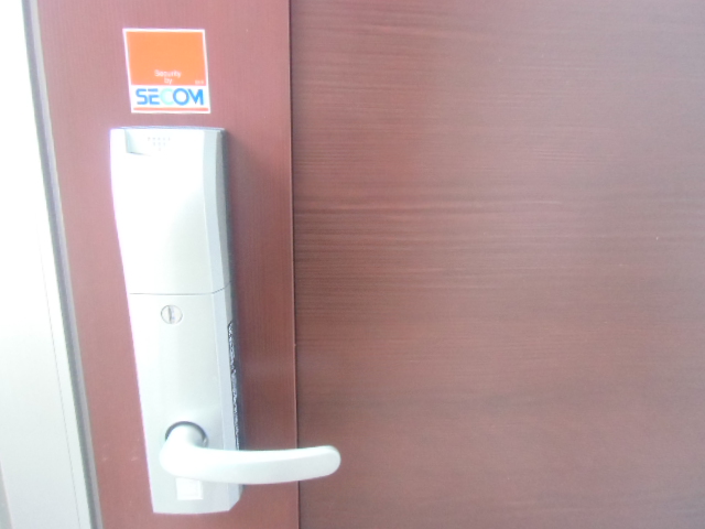 Security. Secom equipped with electronic locks (card type)