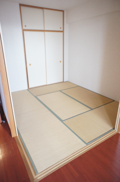 Entrance. Japanese-style room about 5.0 quires