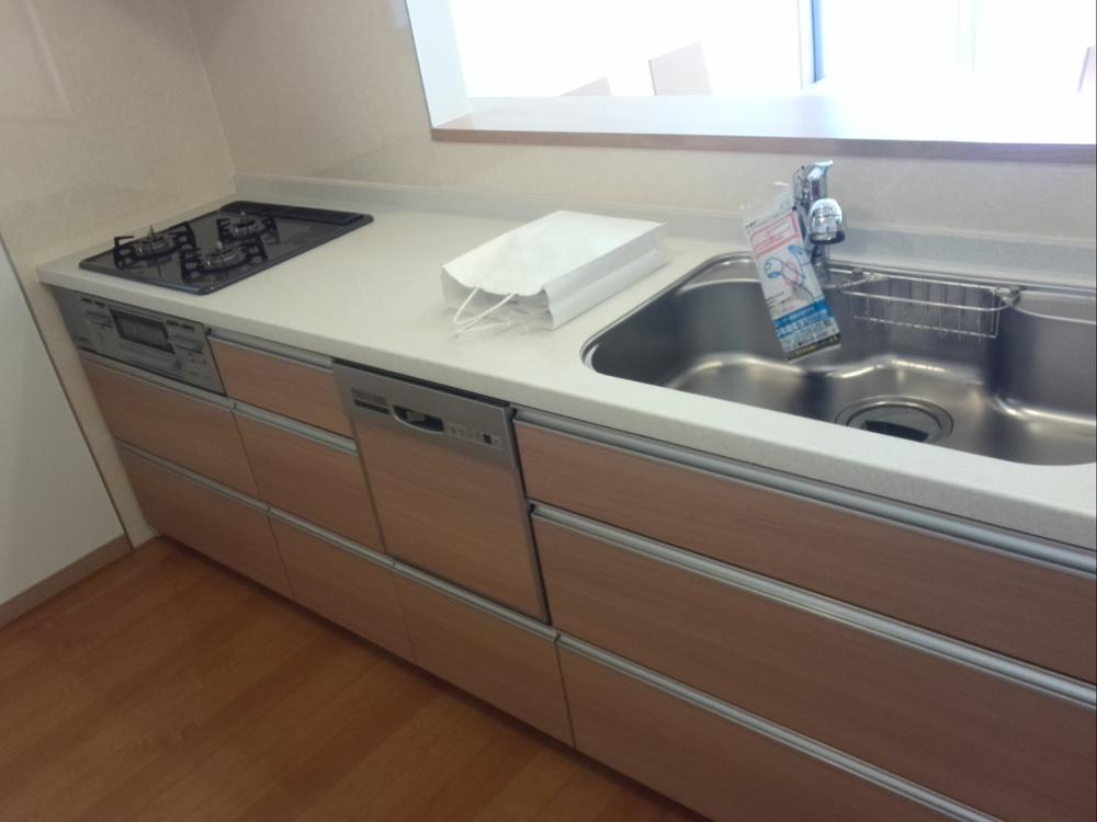 Kitchen. Also satisfied wife in the breadth of spacious!