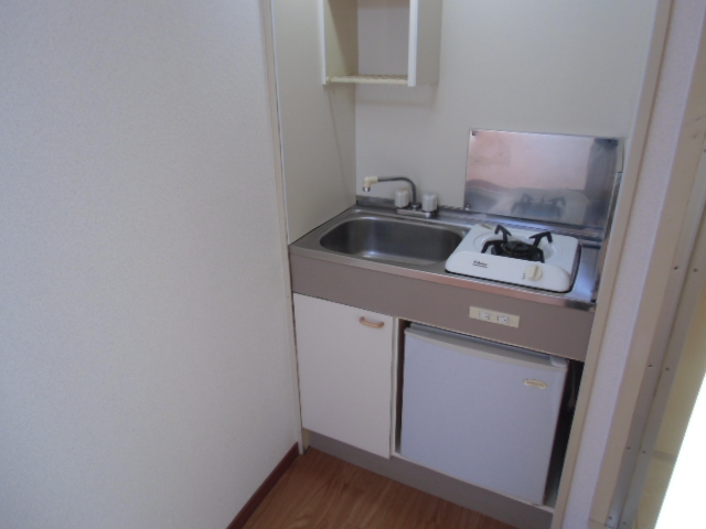 Kitchen. Gas stove ・ Fridge