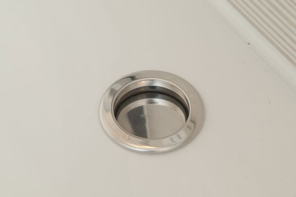 Bathing-wash room.  [Pop-up drain plug] Pop-up drain plug that can be easily drained with the push of a button has been installed in the bathtub (same specifications)