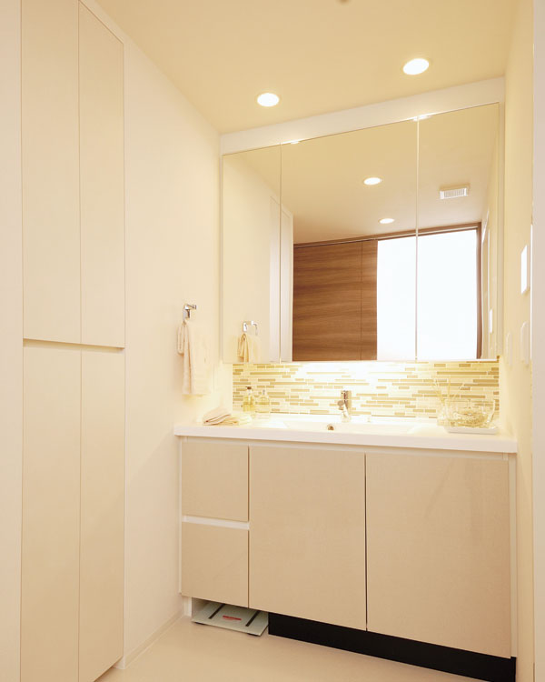 Bathing-wash room.  [bathroom] To wash room to produce a refreshing refresh time that becomes the accent of living is, Vanity full of stylish and cleanliness have been installed. Also, Also provided linen cabinet handy with shelves for storage, such as towels and detergent (C type model room)