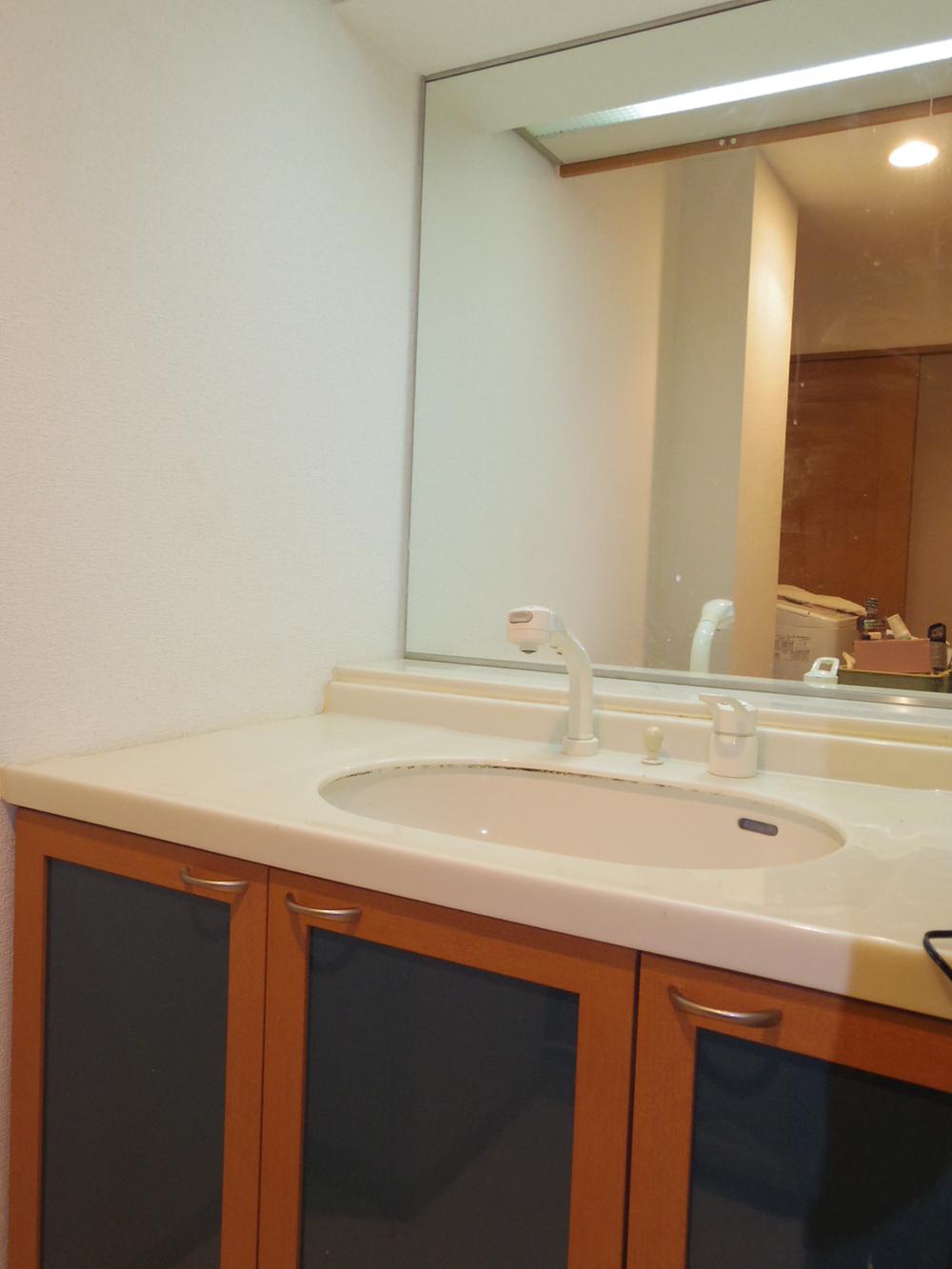 Wash basin, toilet. Indoor (11 May 2013) Shooting