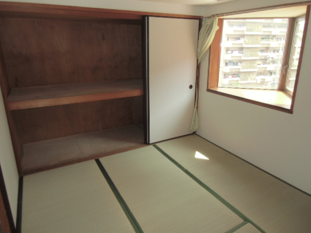 Other room space. Bay window with a Japanese-style room