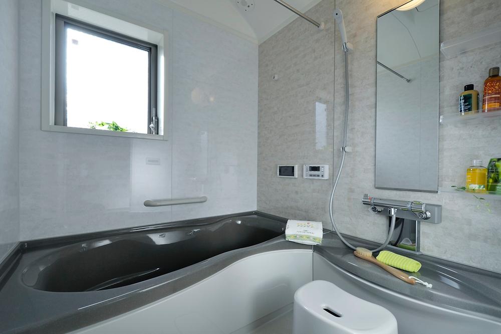 Bathroom. Bathroom bathroom heating dryer and bathroom TV is spacious of standard equipment. Also possible to relax and soak in the bath stretched out legs in men. With excellent window to ventilation.