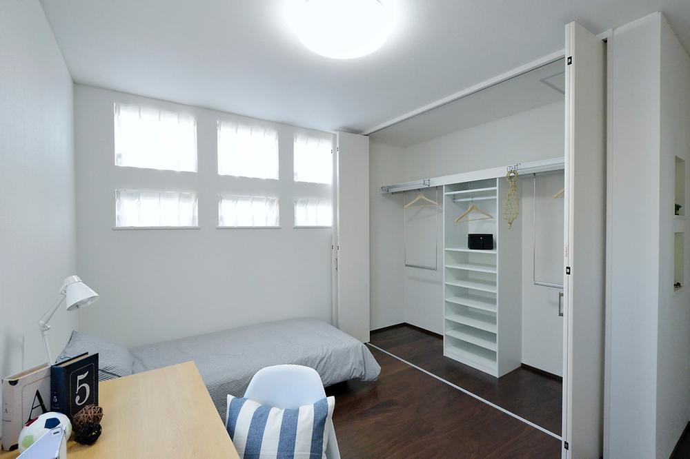 Non-living room. Arranged large closet in each room, Possible to use spacious and clean the room.