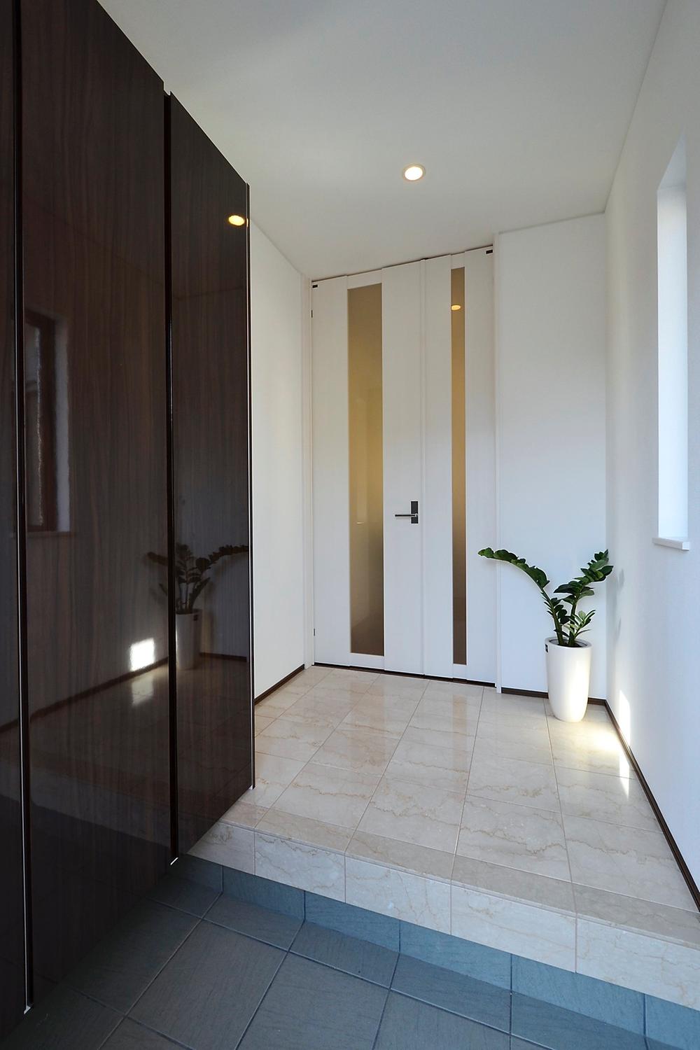 Entrance. Use the marble on the floor of the entrance hall. Family of shoes are available cleaner housed in the standard equipment of large shoes BOX.