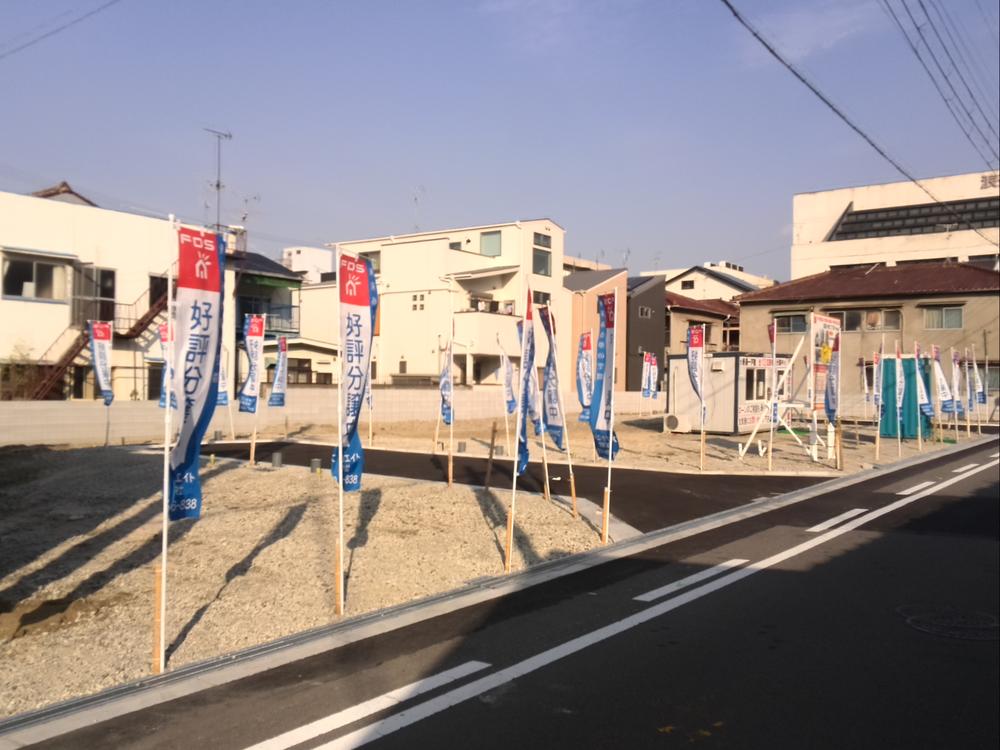 Local photos, including front road. Parking is a breeze in the previous road spacious. Facing south ・ There are a number of corner lot