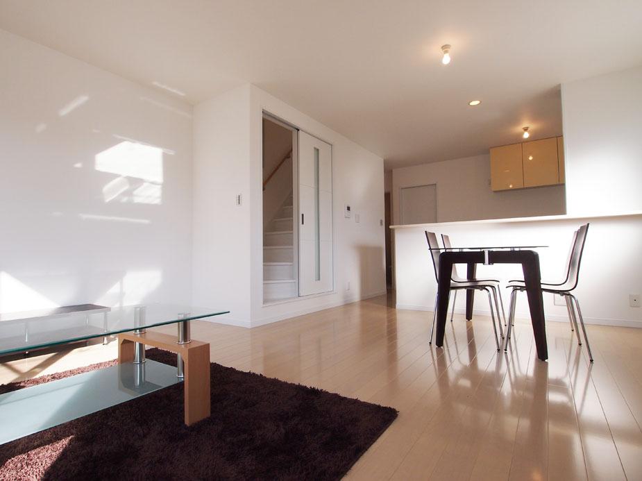 Living.  ※ Image Photos Spacious living room about 17 quires more