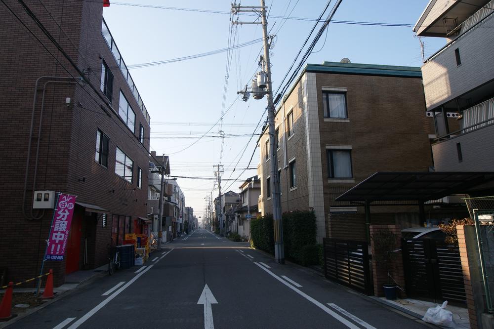 Local photos, including front road. Housing that parking is facing the happy front 7.2m road to poor mom.