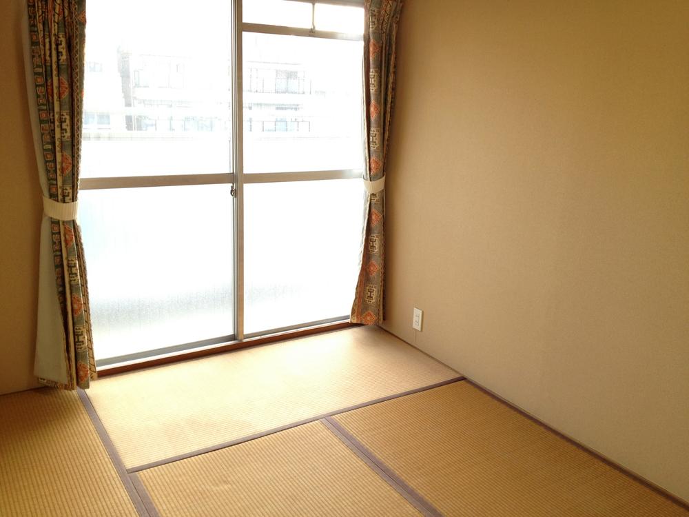 Non-living room. Sunny Japanese-style room.