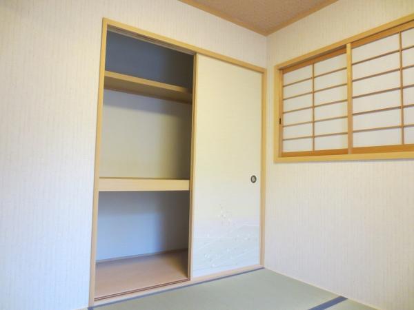 Non-living room. 1st floor Japanese-style room about 4.5 Pledge. It is beautiful! Storage pat window There are two sides