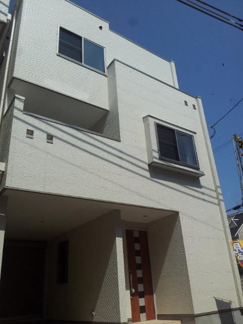 Local appearance photo. It is the No. 1 destination appearance. South-facing entrance ・ balcony, The east side is now a vacant lot. It is very bright house