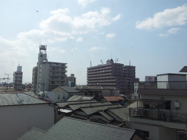 View photos from the dwelling unit. 3 is the view from the balcony Gochi. Because of the high there is no building around, It is very bright.