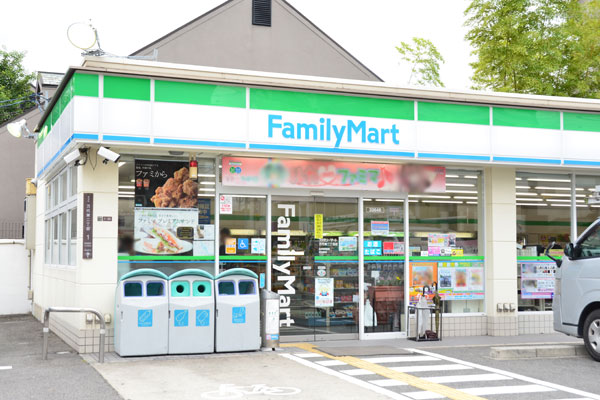 Surrounding environment. FamilyMart Bandaihigashi-chome store (3-minute walk ・ About 210m)